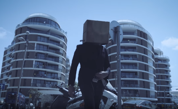 צפו: האמן שלא מתבייש שיש לו הפרעות קשב וריכוז