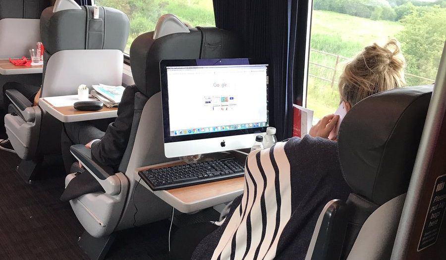 הרשת עדין מנסה לפענח את התיעוד המוזר הזה ברכבת