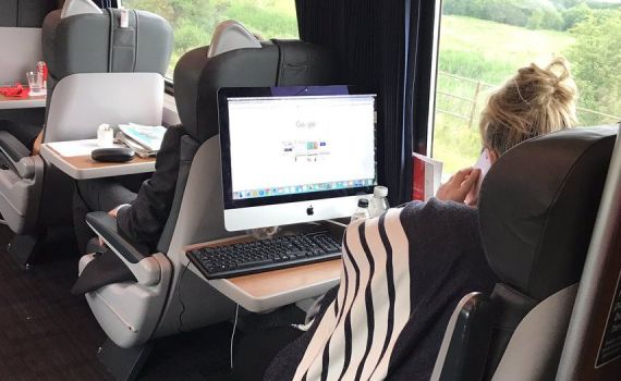 הרשת עדין מנסה לפענח את התיעוד המוזר הזה ברכבת