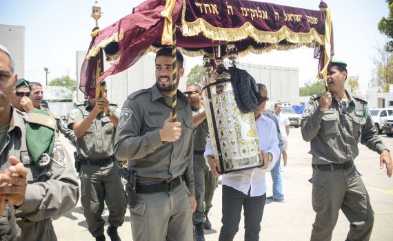 בתוך השלושים: הכנסת ספר התורה לבסיס של הדס מלכא הי"ד