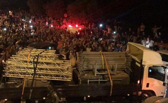 כל אמצעי האבטחה הוסרו; מוסלמים חוגגים ברחובות