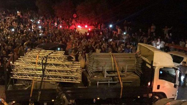 כל אמצעי האבטחה הוסרו; מוסלמים חוגגים ברחובות