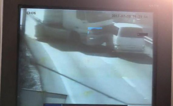 המשאית מועכת את הרכב והורגת 5 נוסעים