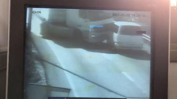 המשאית מועכת את הרכב והורגת 5 נוסעים