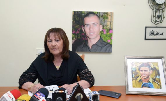 אמו של אורון שאול: "לא אתן שיהפכו אותך לרון ארד"