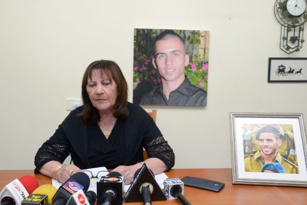 אמו של אורון שאול: "לא אתן שיהפכו אותך לרון ארד"