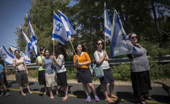 בזמן מסע ההלוויה: שרשרת אנושית של דגלים