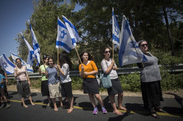 בזמן מסע ההלוויה: שרשרת אנושית של דגלים