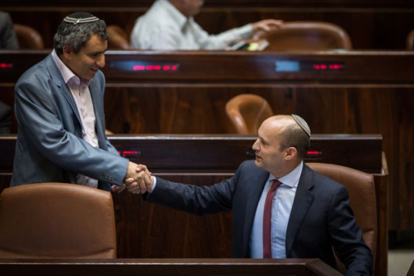 בזמן שנתניהו זועם: הפשרה של נפתלי בנט וזאב אלקין