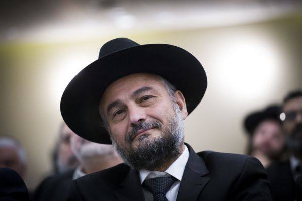 "אמצי כלבי פרא": אבוטבול בעקיצה לשרה נתניהו