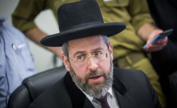 בצעד חריג: הרב הראשי נגד הרבנות הראשית