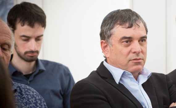 לפתוח בחקירה על הטרדות עד המדינה