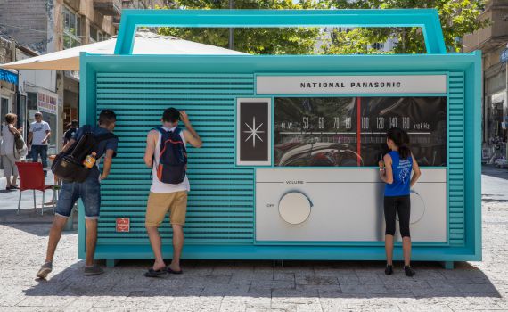 מה פשר הרדיו הענק שהוצב במרכז ירושלים?