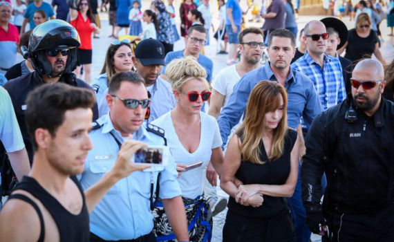 בגלל המהומה בירושלים, בריטני הבריזה לנתניהו