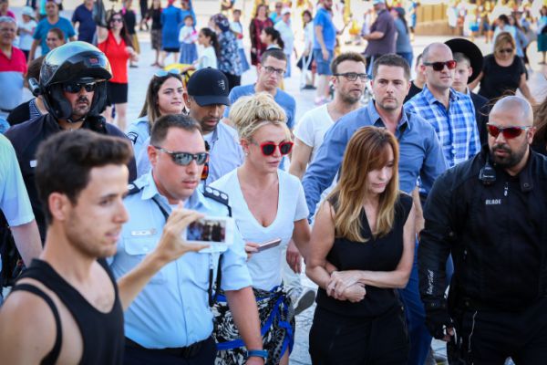 בגלל המהומה בירושלים, בריטני הבריזה לנתניהו