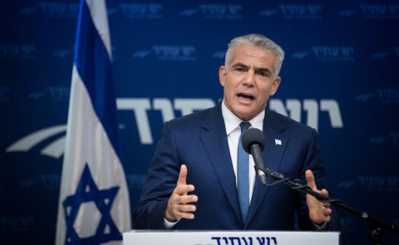 "פירוש מעוות": לפיד נגד מכתב הרבנים הסרוגים