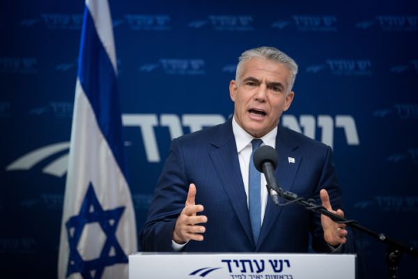 "פירוש מעוות": לפיד נגד מכתב הרבנים הסרוגים