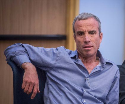 "מריונטה": אלעזר שטרן משתלח ברב יצחק יוסף