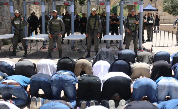 הערבים מוחים על הצבת המגנומטרים בהר הבית