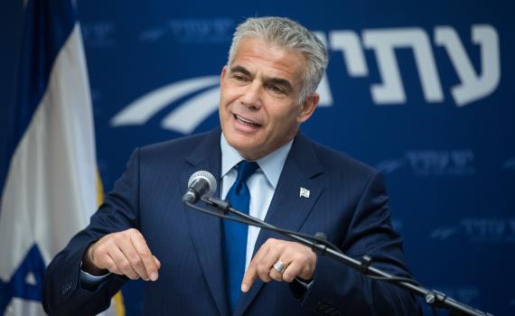 לפיד: "נתניהו התקפל מול בנט וליברמן"