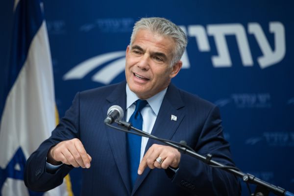 לפיד: "נתניהו התקפל מול בנט וליברמן"