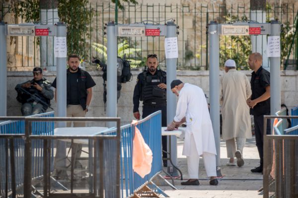 הקבינט הסמיך את המשטרה; המגנומטרים לא יוסרו