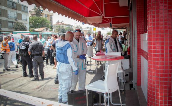 הדף את המחבל באמצעות קרש להכנת פיצה