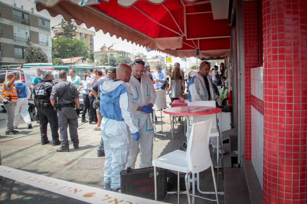 הדף את המחבל באמצעות קרש להכנת פיצה