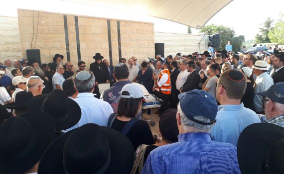 אלפים מלווים למנוחות את בני משפחת סלומון הי"ד