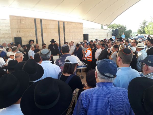 אלפים מלווים למנוחות את בני משפחת סלומון הי"ד