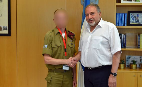 ליברמן נפגש עם הלוחם הסרוג שעצר את הטבח. צפו