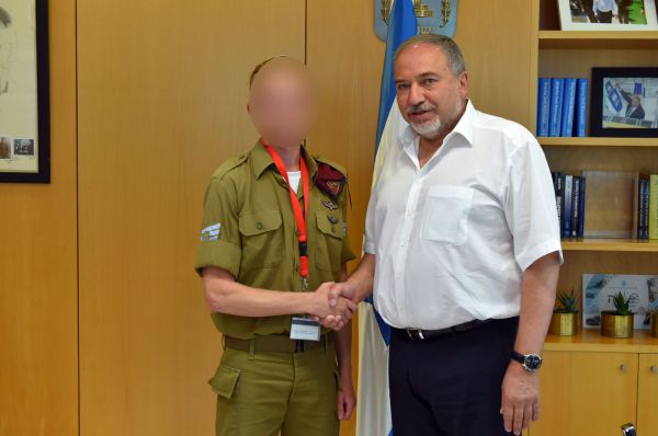 ליברמן נפגש עם הלוחם הסרוג שעצר את הטבח. צפו