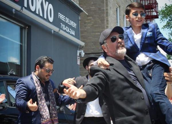 שלושה דורות: גד אלבז מציג לראשונה שיר משפחתי