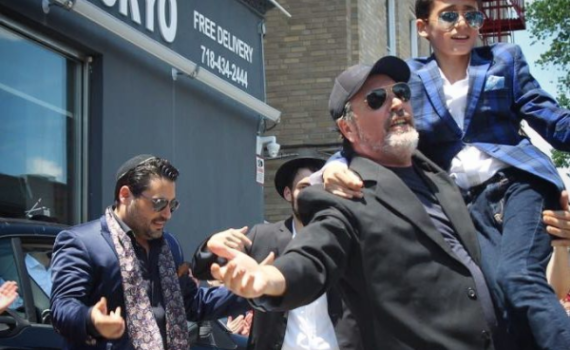 שלושה דורות: גד אלבז מציג לראשונה שיר משפחתי