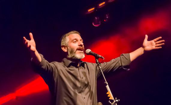 אביתר בנאי מופיע ב'גולה'