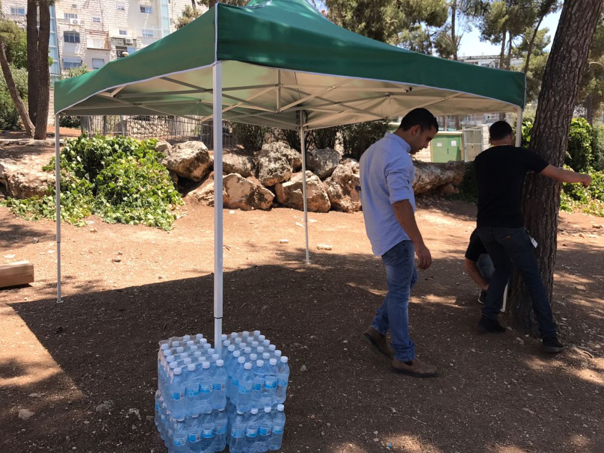 ליצמן ארגן מים וצל לילדים החולים המפגינים מול ביתו
