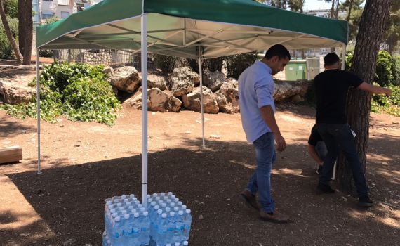 ליצמן ארגן מים וצל לילדים החולים המפגינים מול ביתו