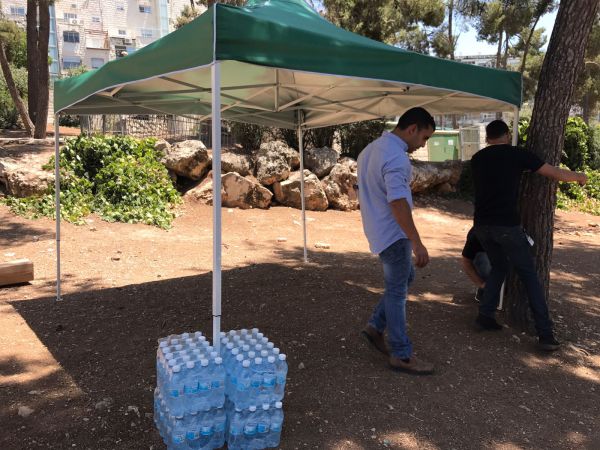 ליצמן ארגן מים וצל לילדים החולים המפגינים מול ביתו