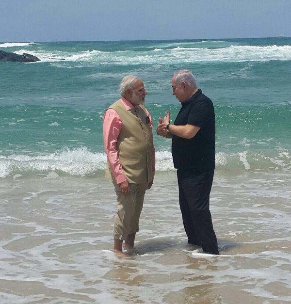 BFF: נתניהו ומודי משכשכים רגליים בחוף אולגה