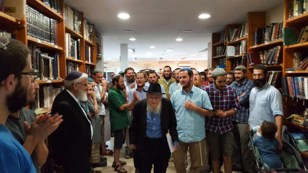 לראשונה מאז השבץ: הרב שטיינזלץ הגיע לתקוע