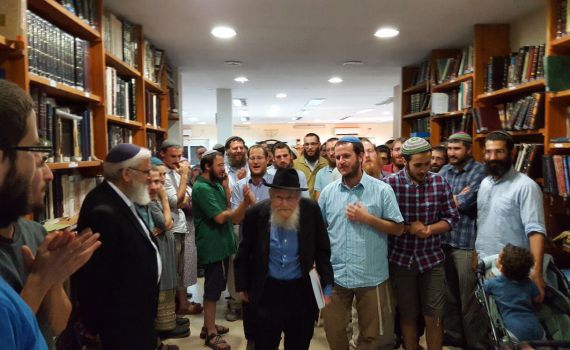 לראשונה מאז השבץ: הרב שטיינזלץ הגיע לתקוע