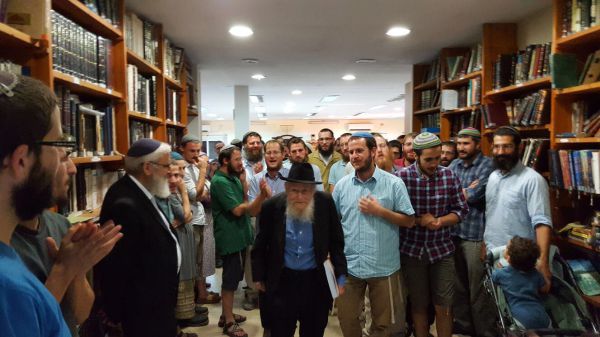 לראשונה מאז השבץ: הרב שטיינזלץ הגיע לתקוע