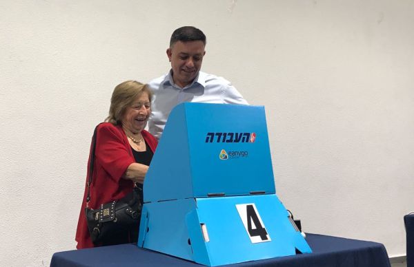 גבאי או פרץ? בוחרים יו"ר חדש למפלגת העבודה
