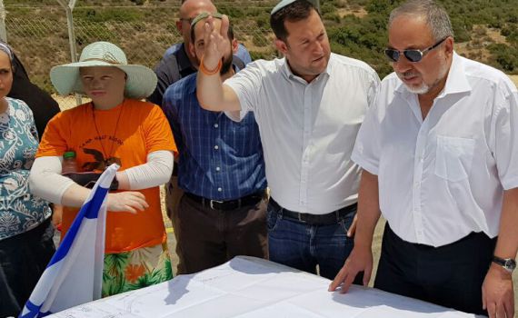 ליברמן שוב תוקף את בנט: "ימין משיחי ופופוליסטי"