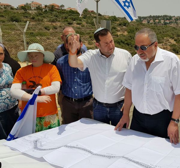 ליברמן שוב תוקף את בנט: "ימין משיחי ופופוליסטי"