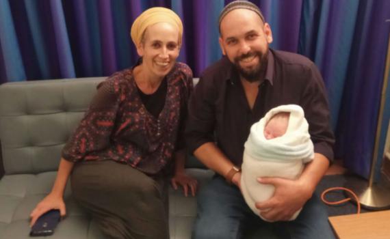 מגורשי עמונה חוגגים את הולדת הבן והנכד