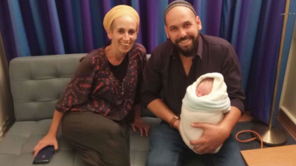 מגורשי עמונה חוגגים את הולדת הבן והנכד