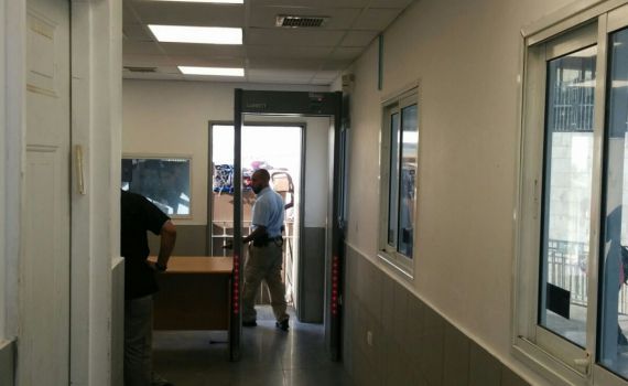 "הסירו את המגנומטרים ליהודים או שנעתור לבג"צ"