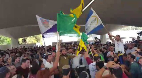 צפו: לוחמי ההסדר מתגייסים לקרבי בשירה וריקודים