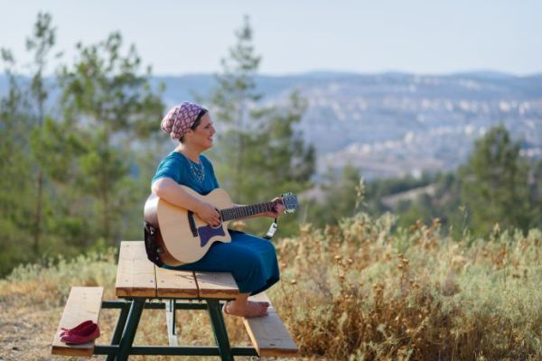 שרה על החורבן: רננה שלם בסינגל ווקאלי מרגש